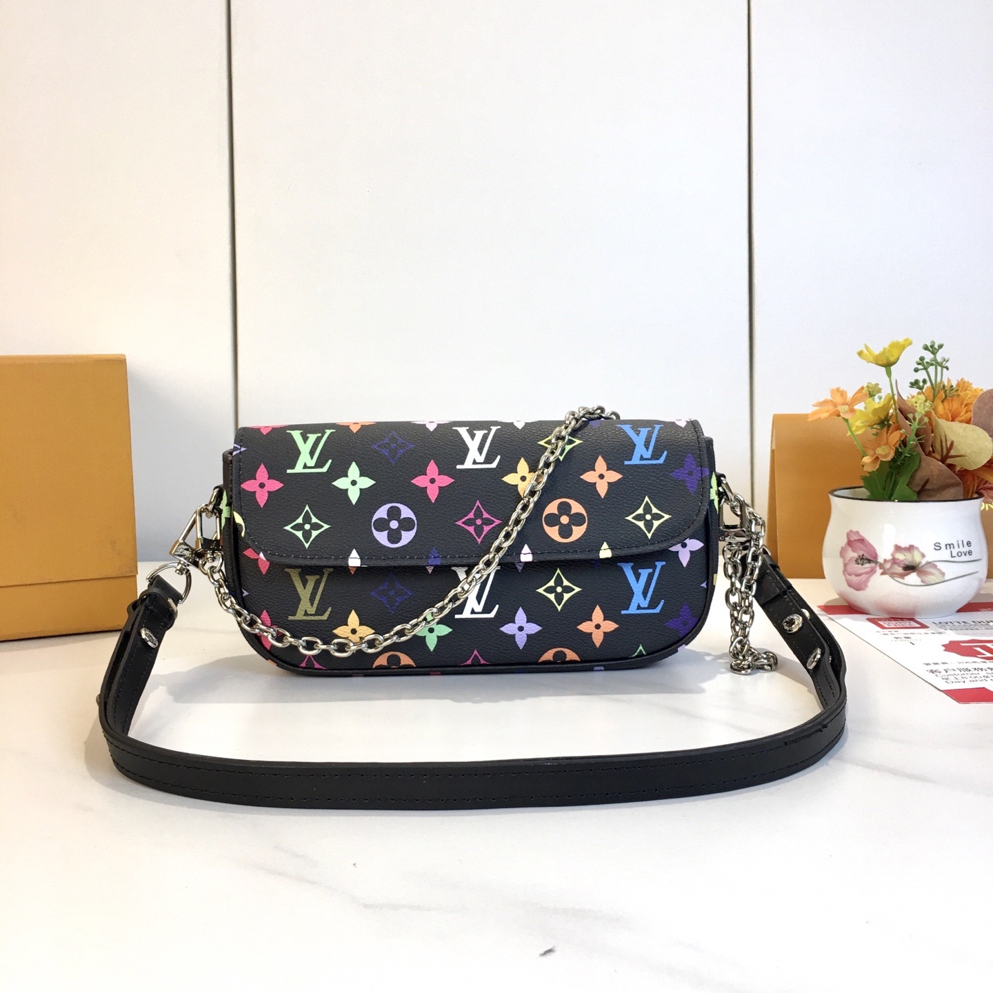 ,M81911  Wallet On Chain Ivy 手袋取材 Monogram 帆布,灵感源自 2