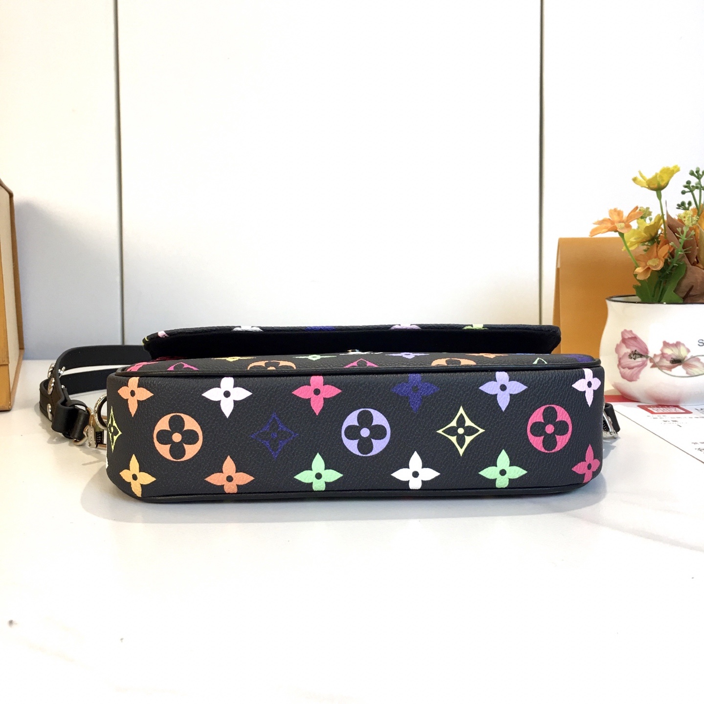 ,M81911  Wallet On Chain Ivy 手袋取材 Monogram 帆布,灵感源自 2
