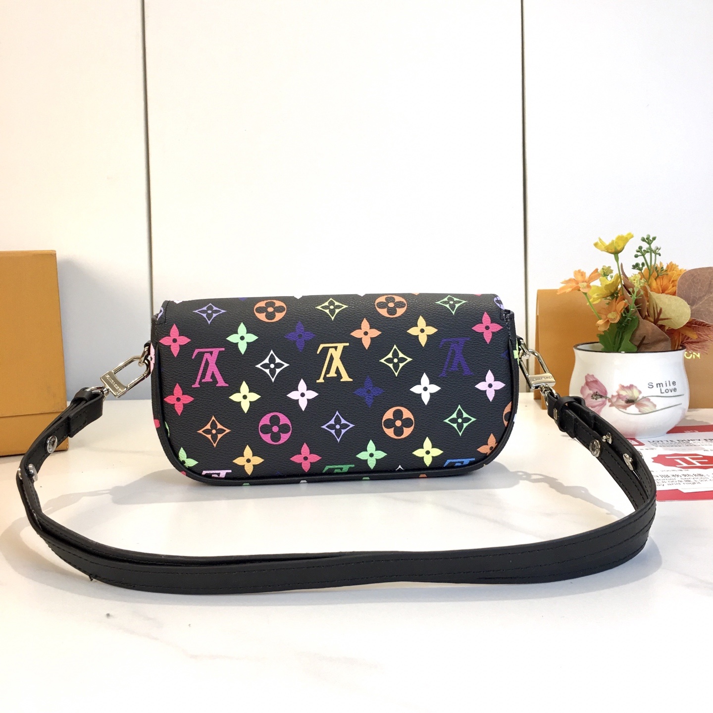 ,M81911  Wallet On Chain Ivy 手袋取材 Monogram 帆布,灵感源自 2