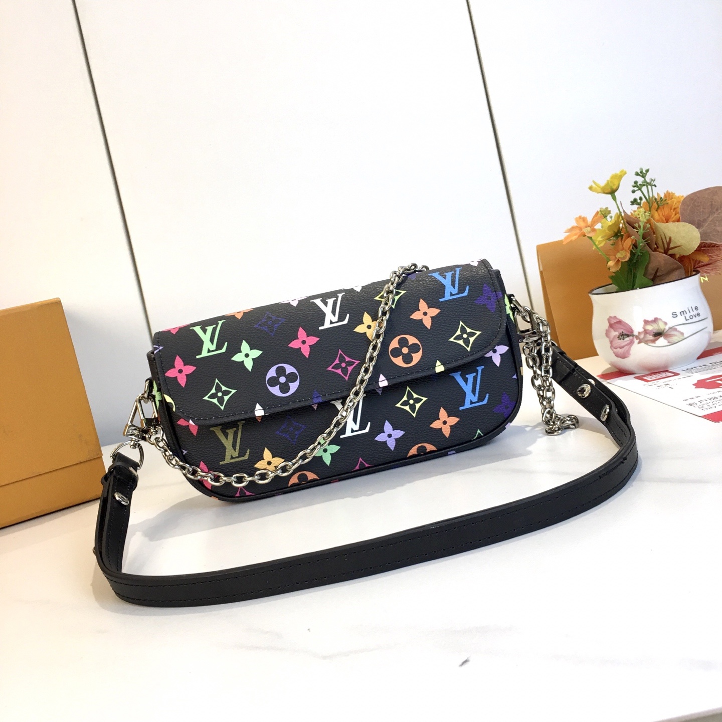 ,M81911  Wallet On Chain Ivy 手袋取材 Monogram 帆布,灵感源自 2