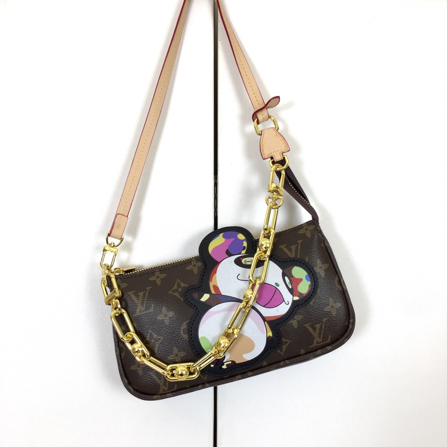, M13440 本款 Pochette Accessoires 手袋取材 Monogram 涂层帆布,