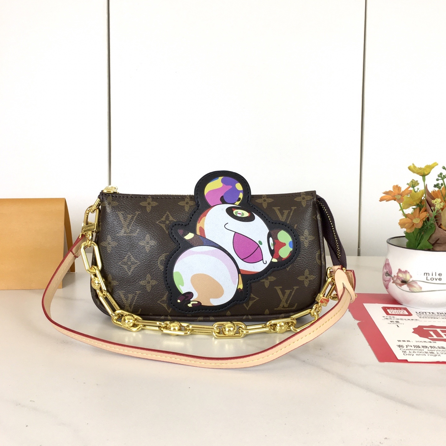 , M13440 本款 Pochette Accessoires 手袋取材 Monogram 涂层帆布,