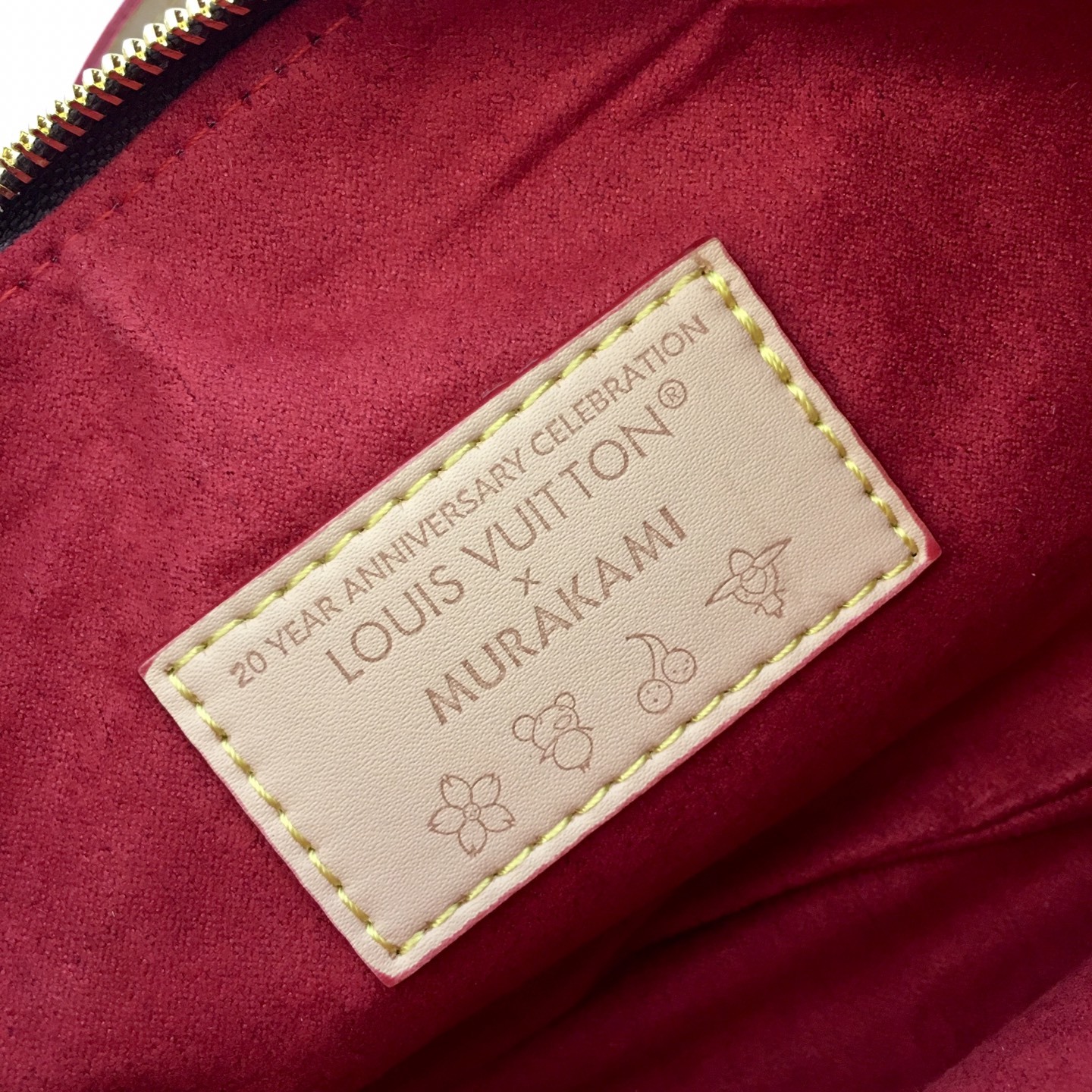 , M13440 本款 Pochette Accessoires 手袋取材 Monogram 涂层帆布,