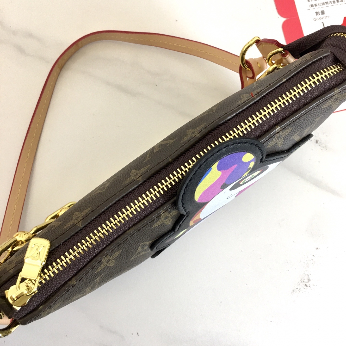, M13440 本款 Pochette Accessoires 手袋取材 Monogram 涂层帆布,
