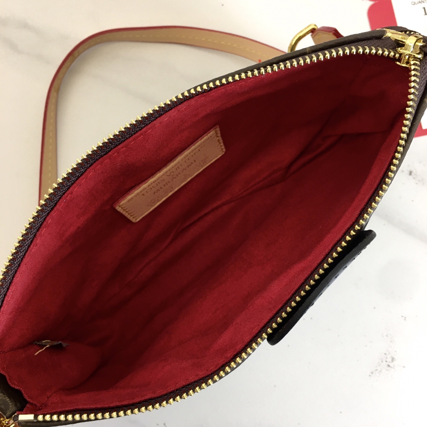 , M13440 本款 Pochette Accessoires 手袋取材 Monogram 涂层帆布,