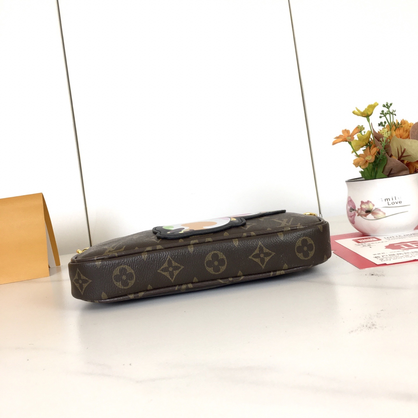 , M13440 本款 Pochette Accessoires 手袋取材 Monogram 涂层帆布,