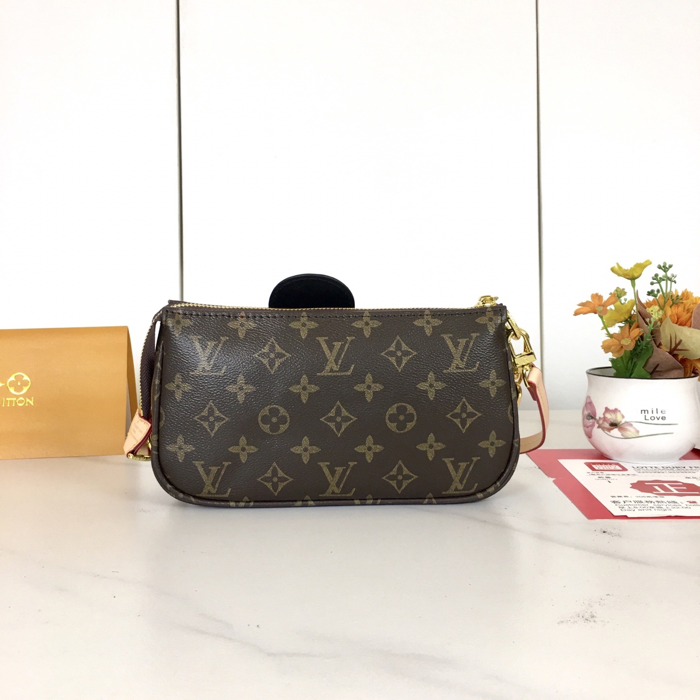 , M13440 本款 Pochette Accessoires 手袋取材 Monogram 涂层帆布,