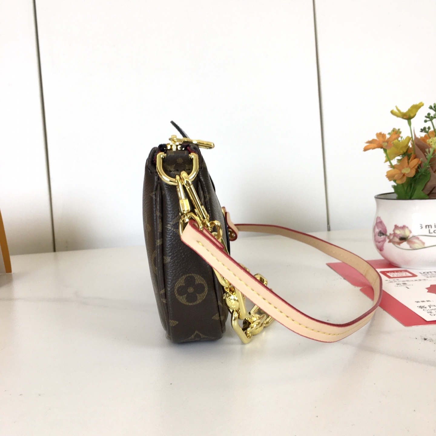 , M13440 本款 Pochette Accessoires 手袋取材 Monogram 涂层帆布,