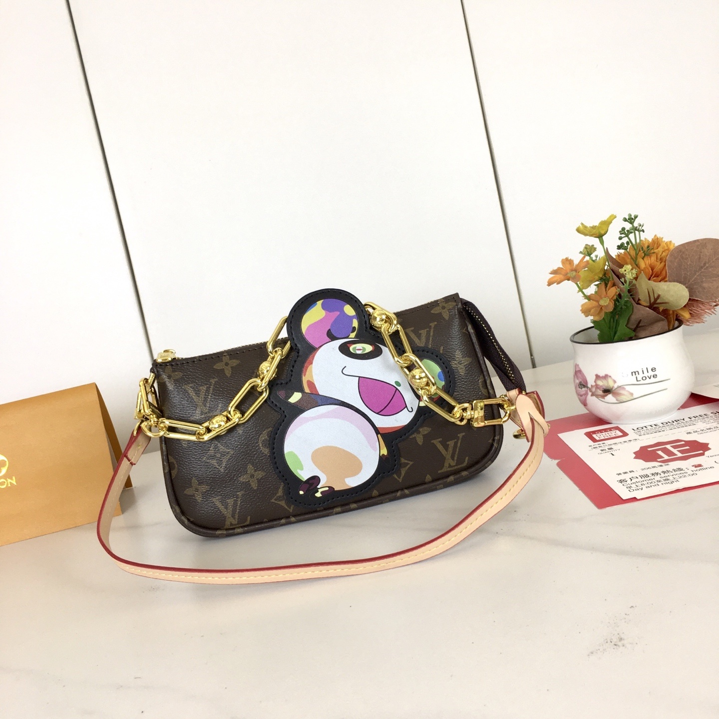 , M13440 本款 Pochette Accessoires 手袋取材 Monogram 涂层帆布,
