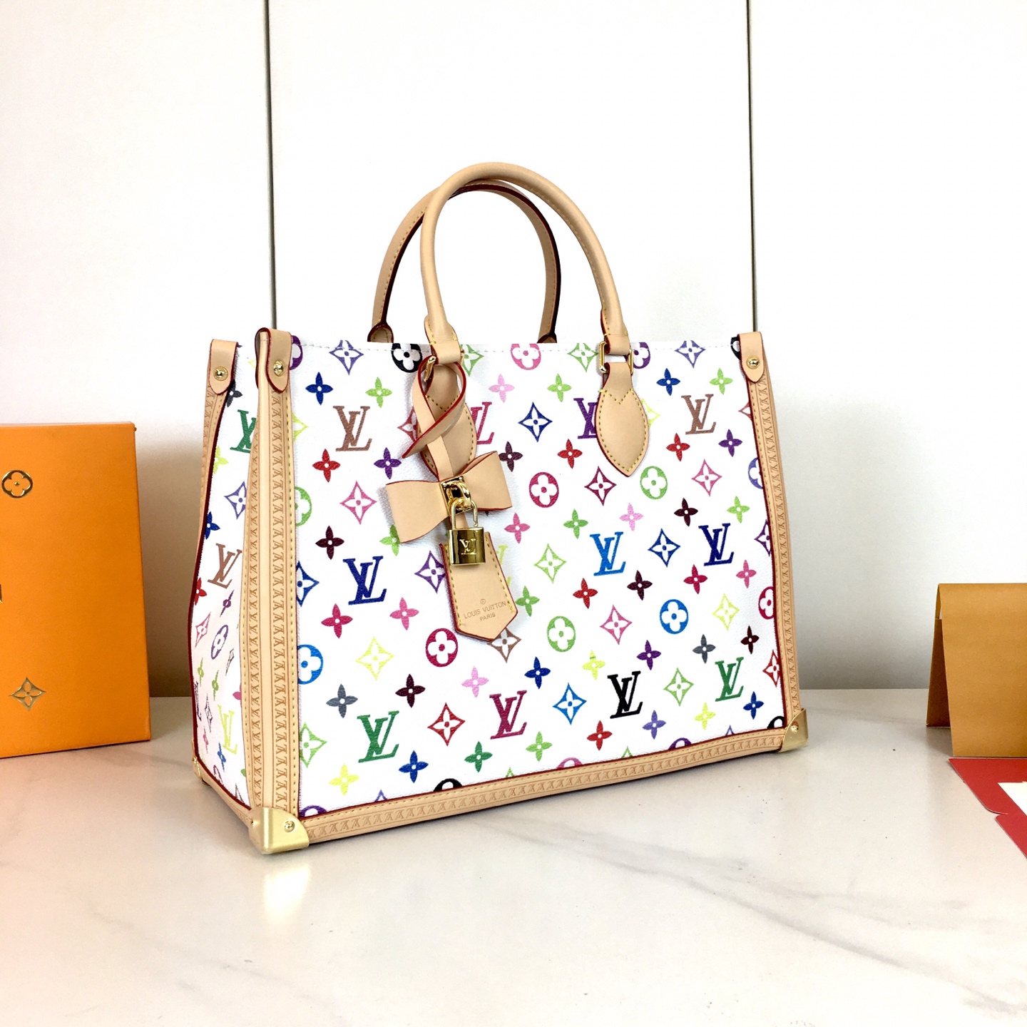 ，,M13079 路易威登 x 村上隆再版系列以灵动笔触演绎 OnTheGo 中号手袋。缤纷 Monog