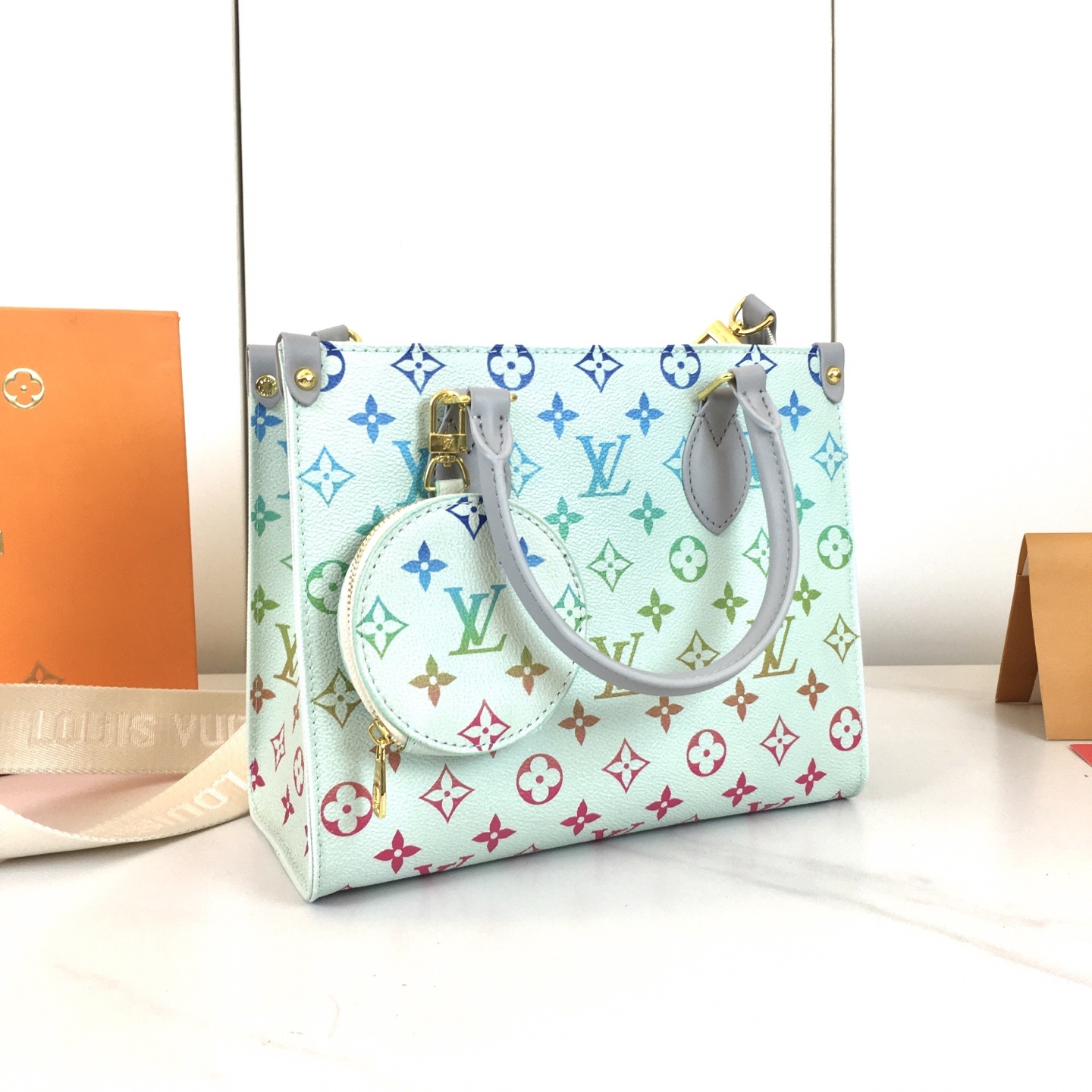 ,M46373彩虹🌈渐变系列,独家实拍!本款 OnTheGo 小号手袋拼合 Monogram 和 Mon