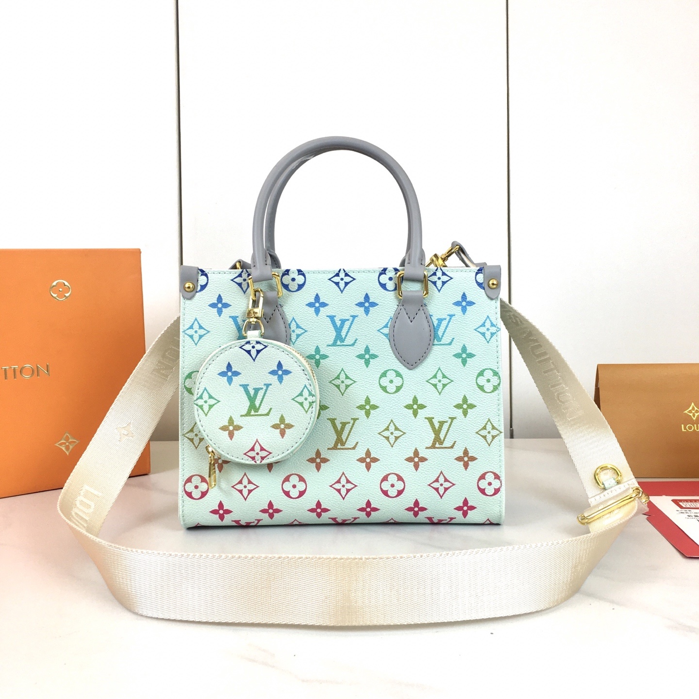 ,M46373彩虹🌈渐变系列,独家实拍!本款 OnTheGo 小号手袋拼合 Monogram 和 Mon