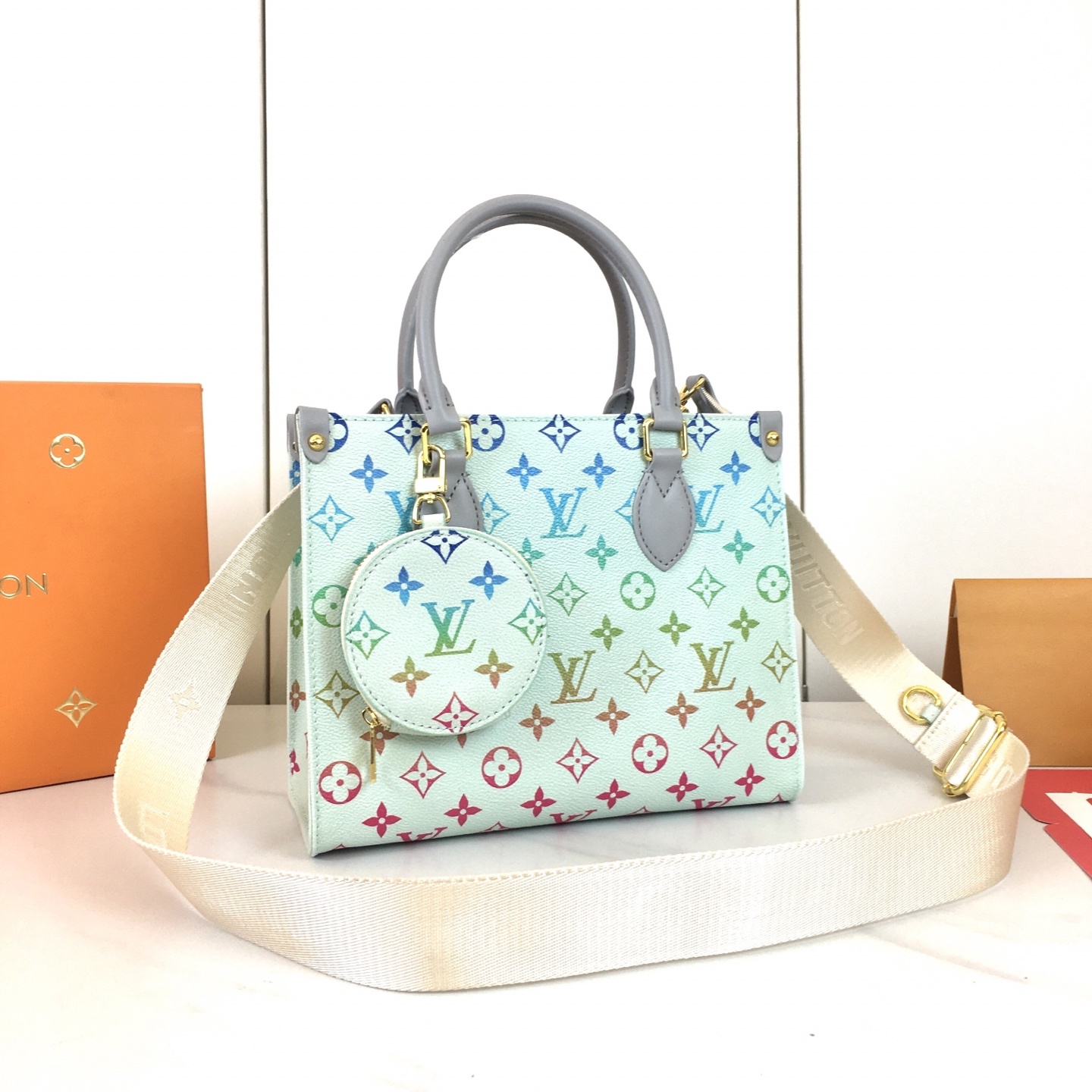 ,M46373彩虹🌈渐变系列,独家实拍!本款 OnTheGo 小号手袋拼合 Monogram 和 Mon
