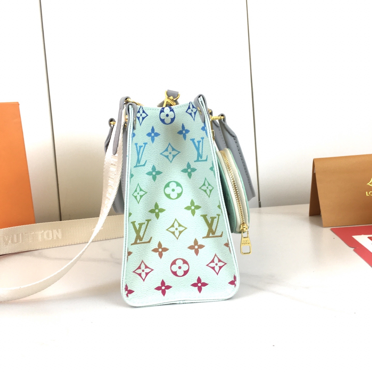 ,M46373彩虹🌈渐变系列,独家实拍!本款 OnTheGo 小号手袋拼合 Monogram 和 Mon