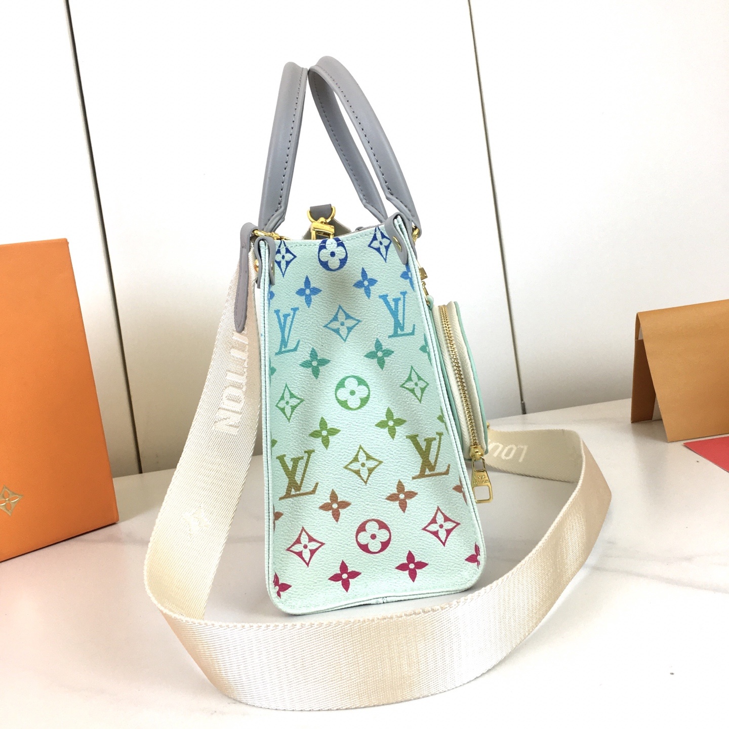 ,M46373彩虹🌈渐变系列,独家实拍!本款 OnTheGo 小号手袋拼合 Monogram 和 Mon