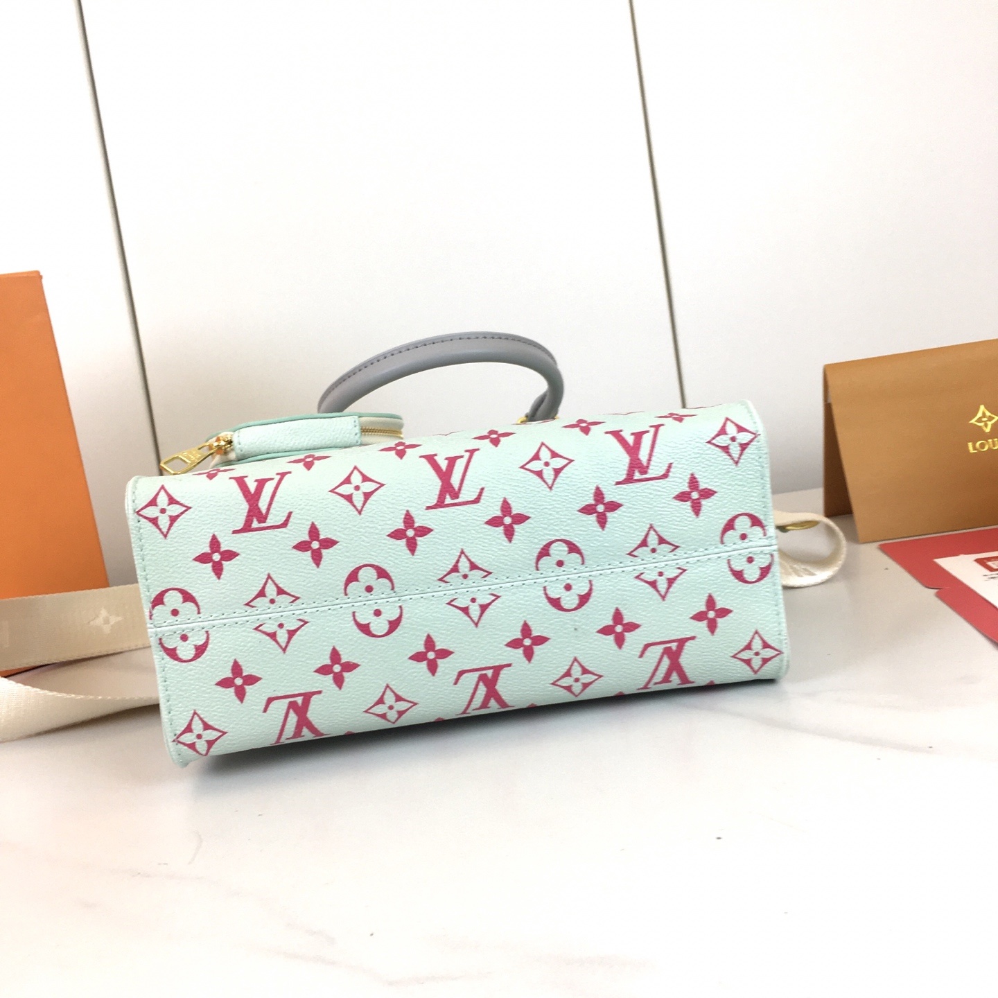 ,M46373彩虹🌈渐变系列,独家实拍!本款 OnTheGo 小号手袋拼合 Monogram 和 Mon