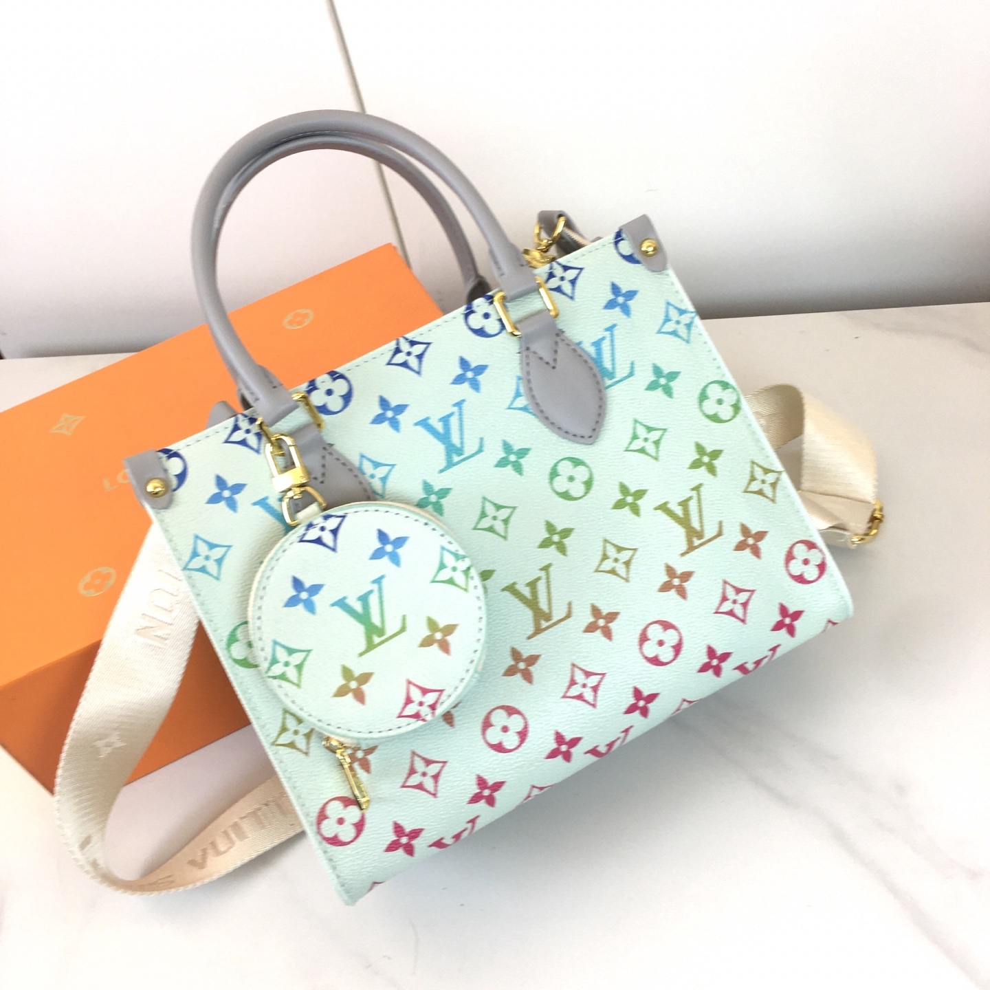 ,M46373彩虹🌈渐变系列,独家实拍!本款 OnTheGo 小号手袋拼合 Monogram 和 Mon