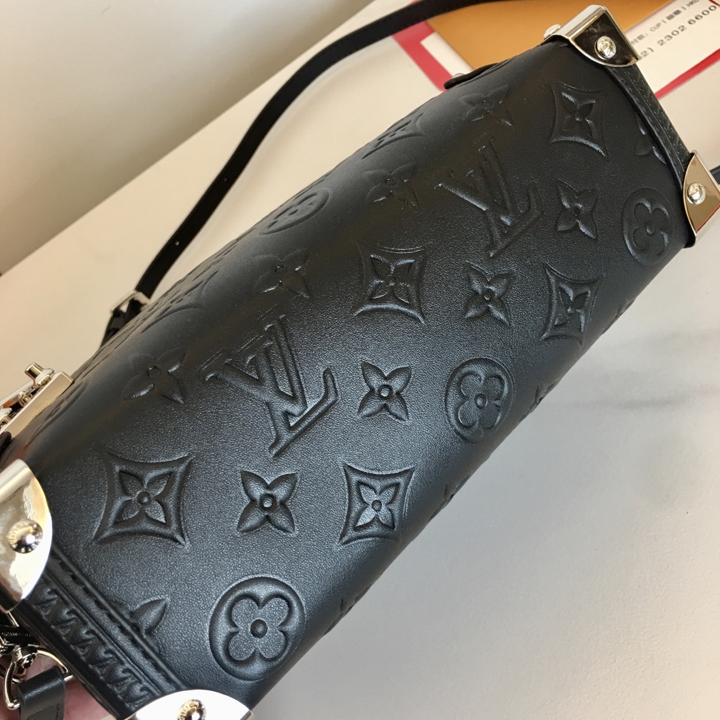 ,M46358 ,M14572,全皮包包的灵感源自旅行箱。整体采用的是经典monogram,包包的四周以