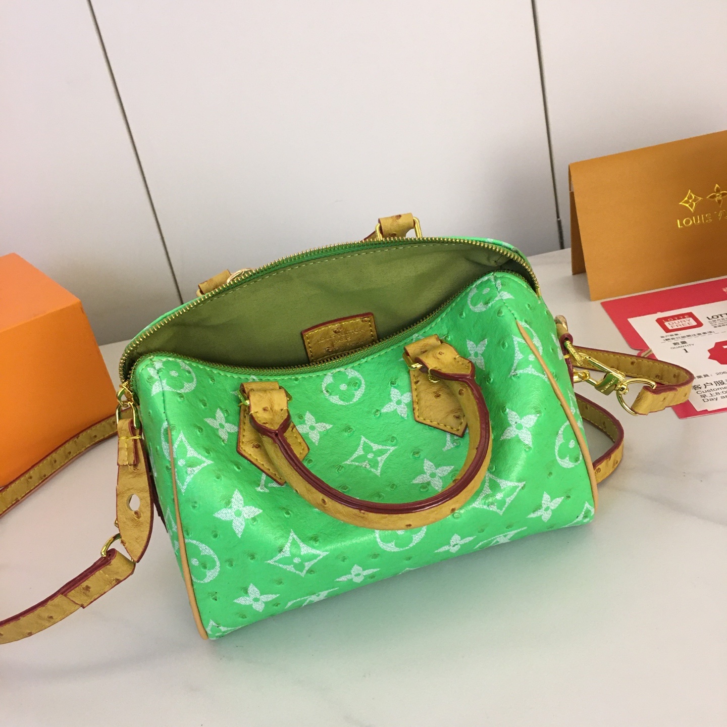,M87682,本款 LV x YK Nano Speedy 手袋选择阐述路易威登 x 草间弥生合作系列