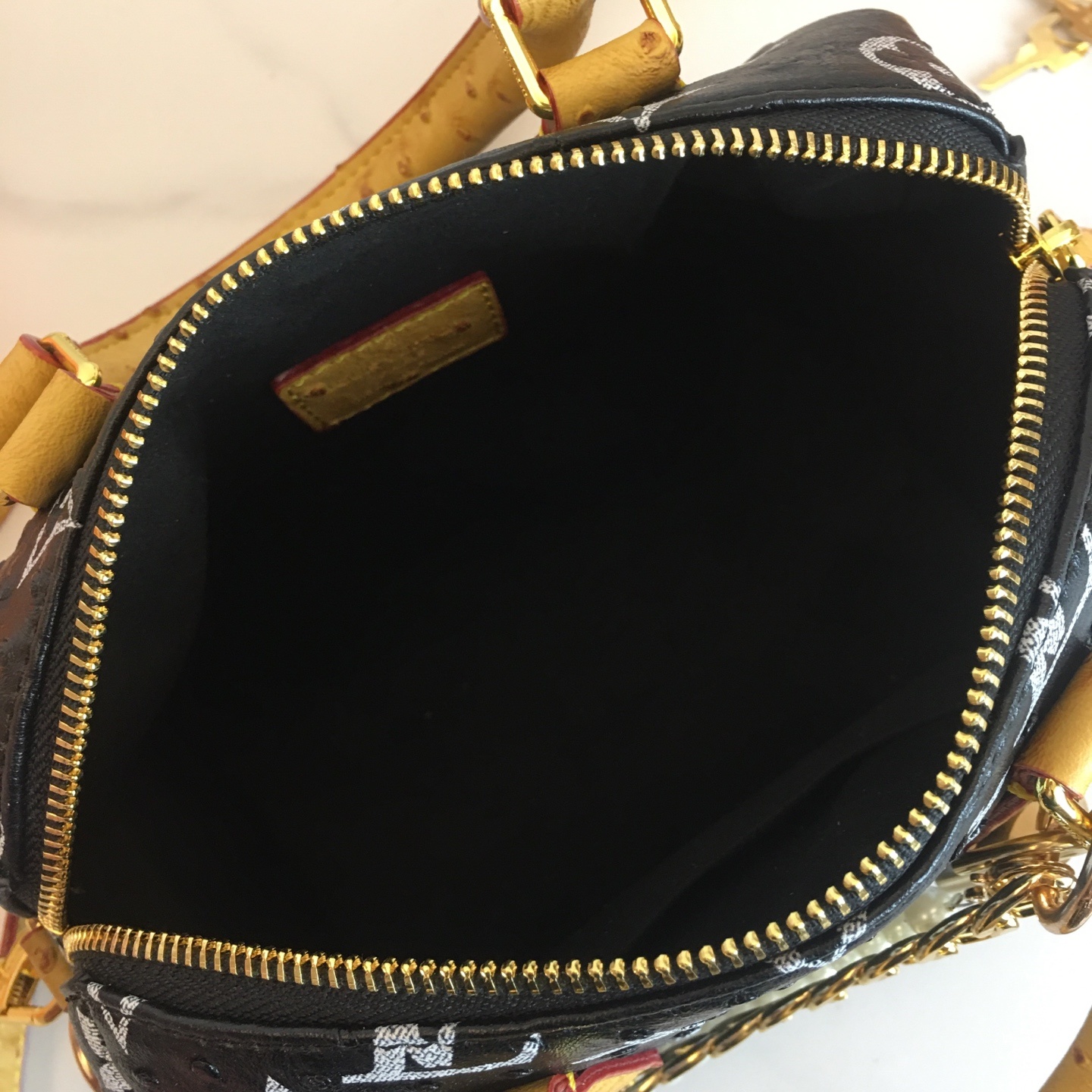 ,M87682,本款 LV x YK Nano Speedy 手袋选择阐述路易威登 x 草间弥生合作系列