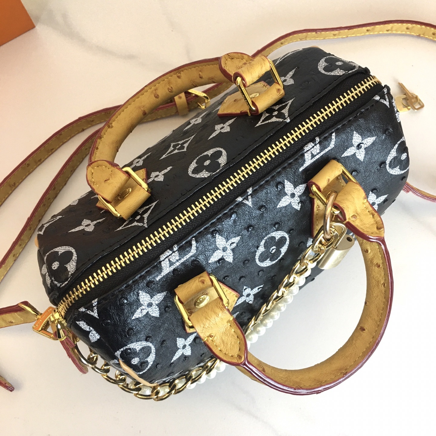 ,M87682,本款 LV x YK Nano Speedy 手袋选择阐述路易威登 x 草间弥生合作系列