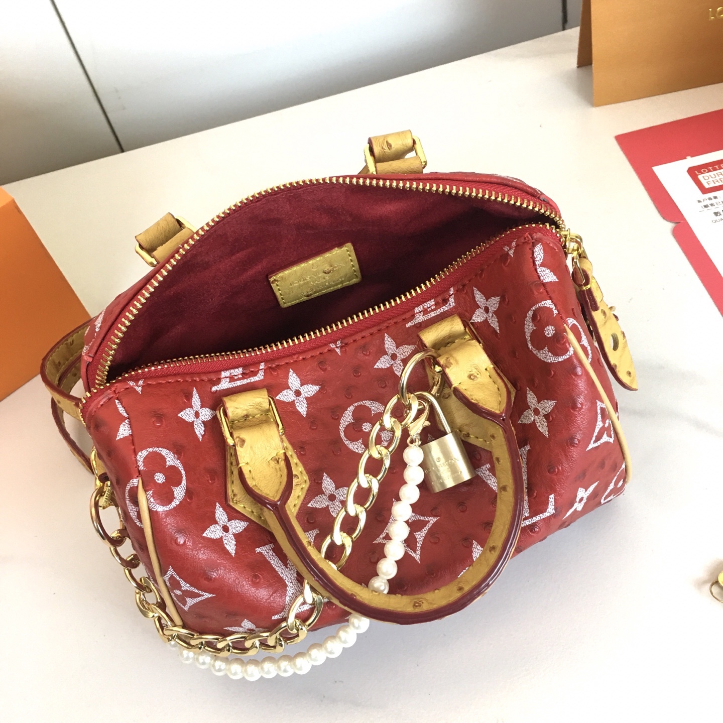 ,鸵鸟纹,M87682,本款 LV x YK Nano Speedy 手袋选择阐述路易威登 x 草间弥生