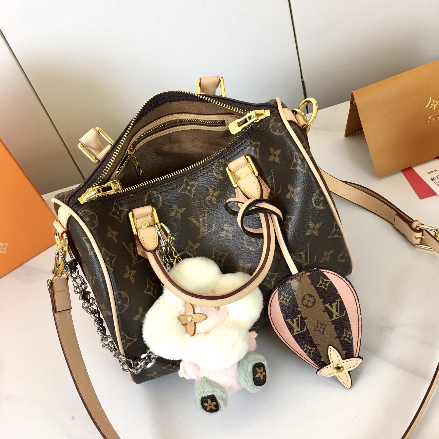 ,顶级原版,M40390,Speedy 25手袋 是款一完美的都市手袋。 标志性造的型与经典的 Mono
