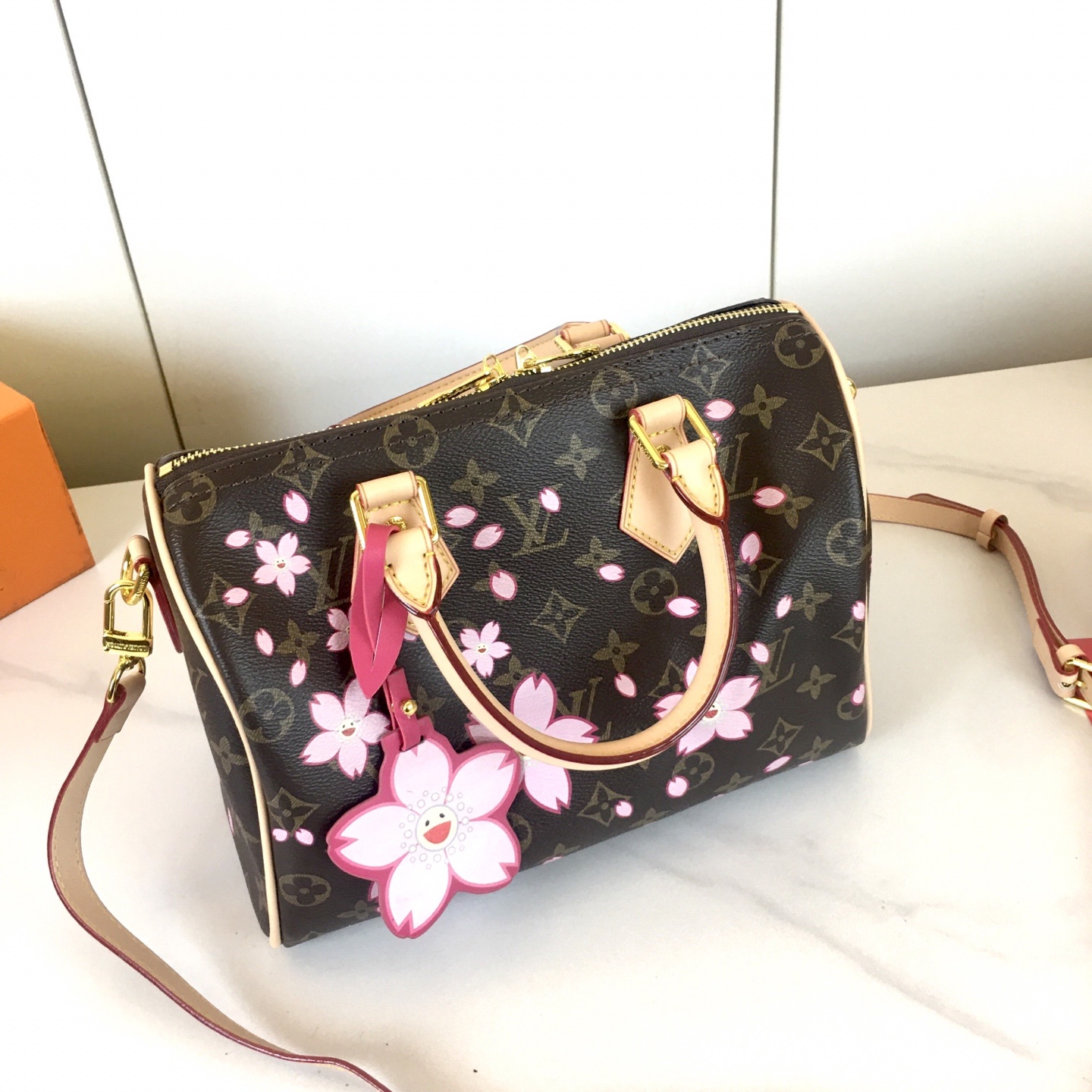,M14174 ,本款 Speedy Bandoulière 25 手袋出自路易威登 x 村上隆复刻系列