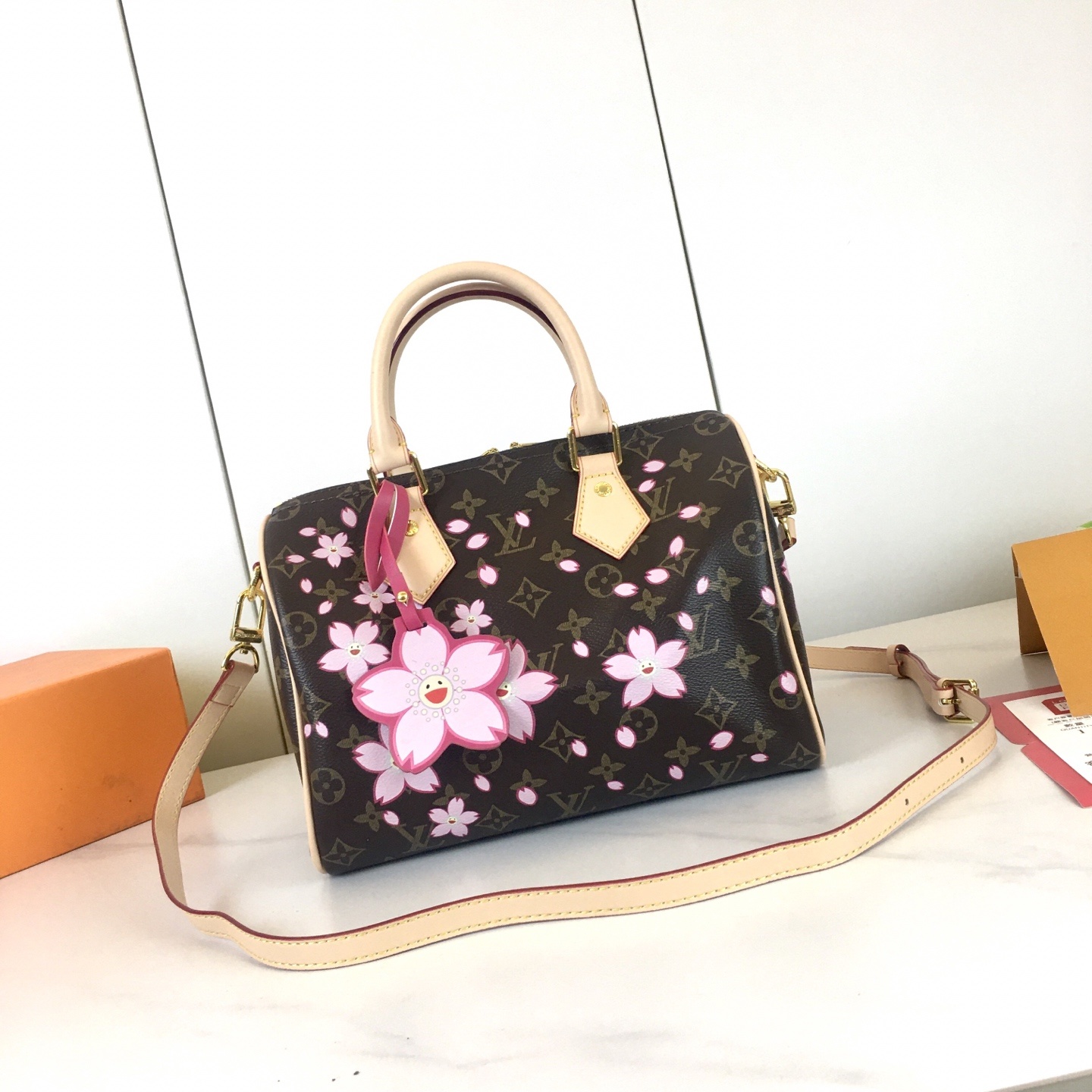 ,M14174 ,本款 Speedy Bandoulière 25 手袋出自路易威登 x 村上隆复刻系列