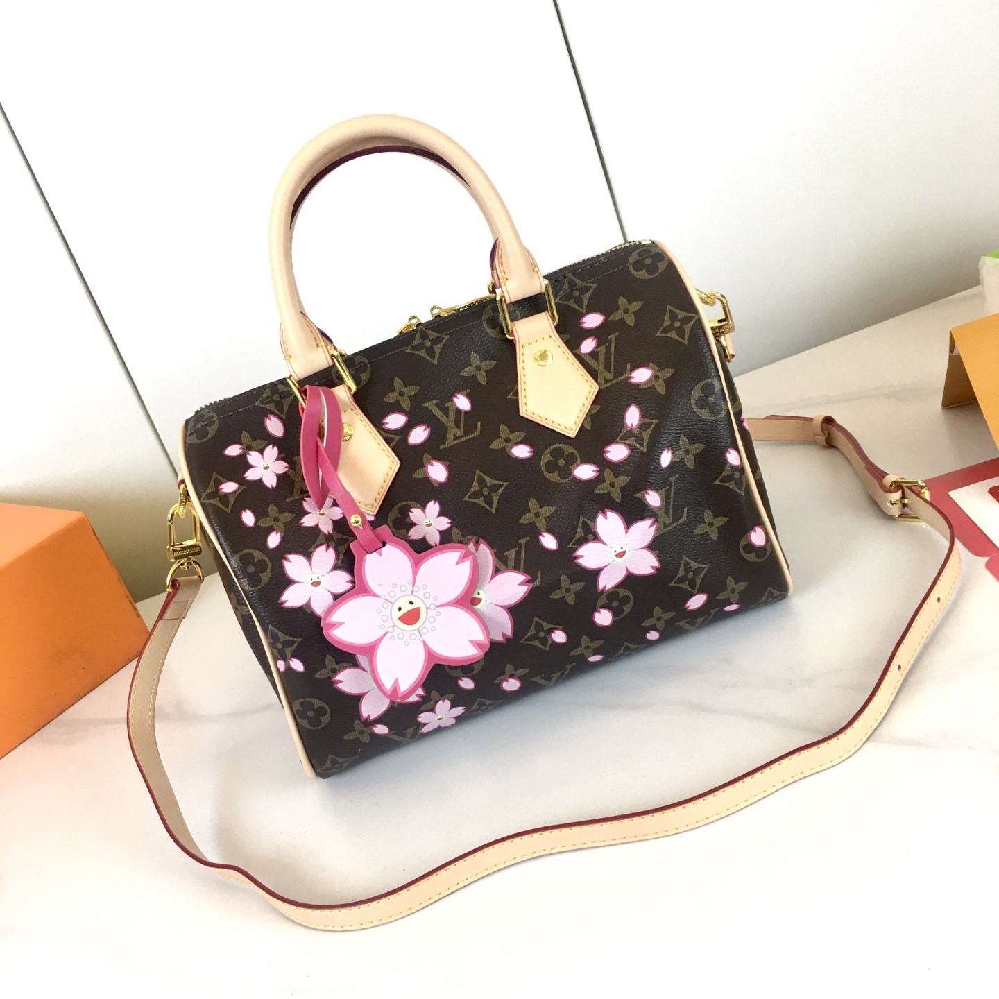 ,M14174 ,本款 Speedy Bandoulière 25 手袋出自路易威登 x 村上隆复刻系列