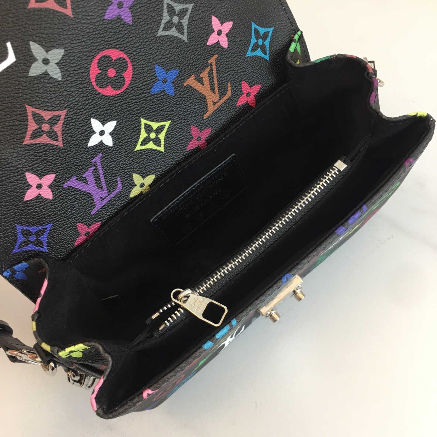 ,M46279 本款 Pochette Métis East West 手袋汲取品牌传统硬箱的色彩灵感,