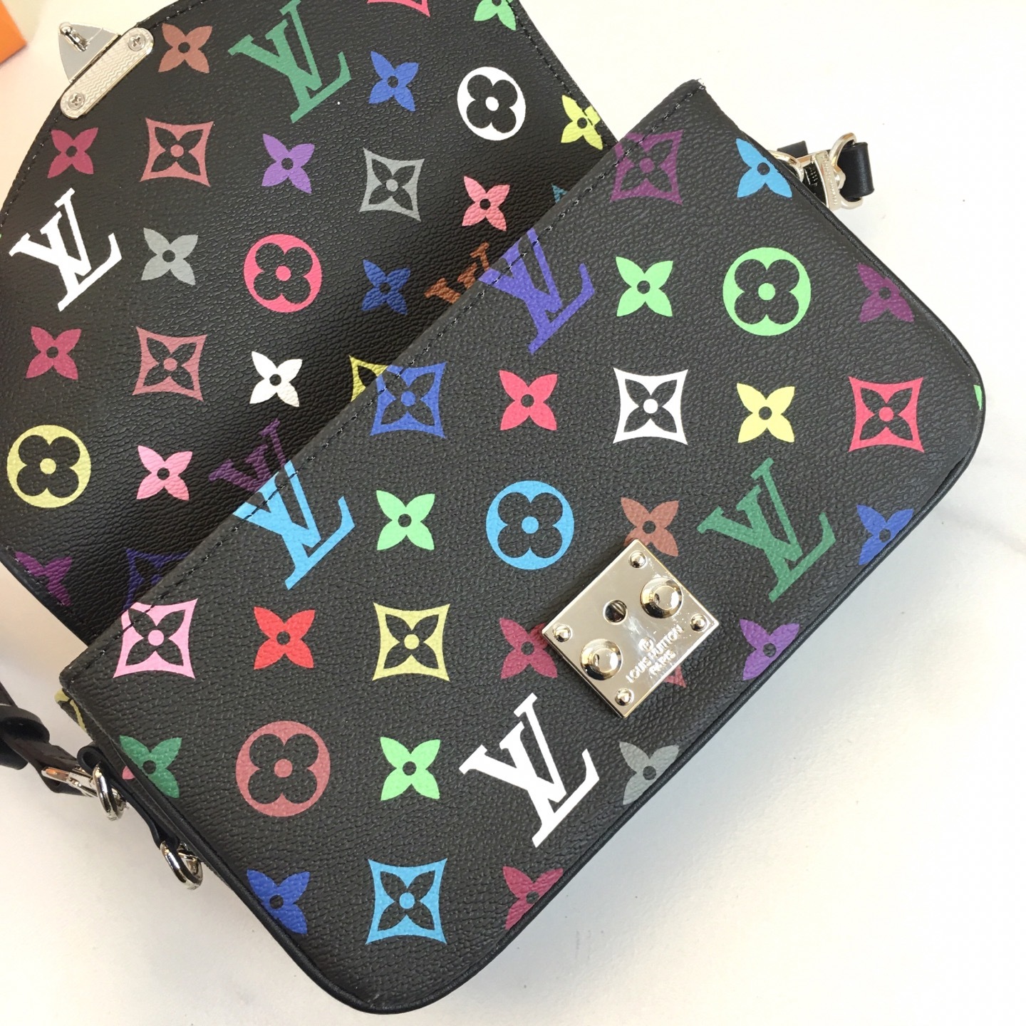 ,M46279 本款 Pochette Métis East West 手袋汲取品牌传统硬箱的色彩灵感,