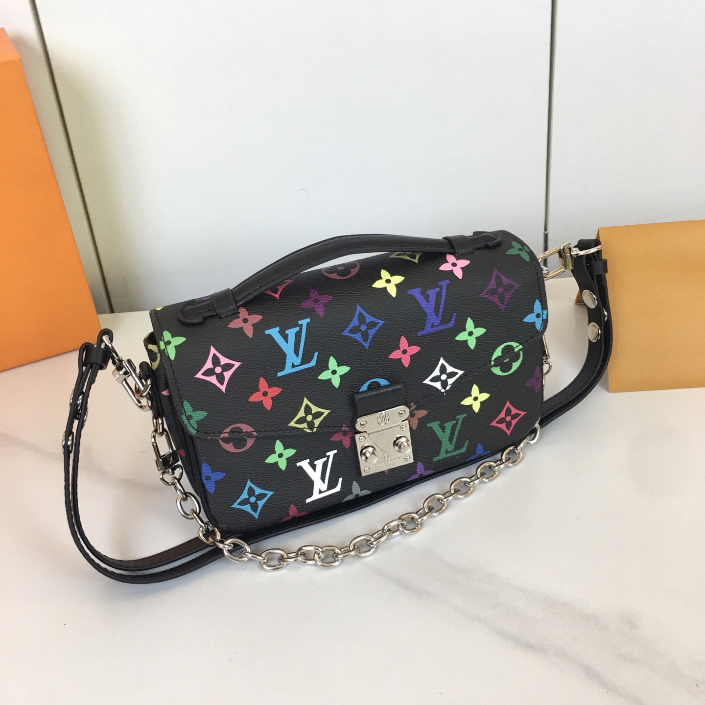 ,M46279 本款 Pochette Métis East West 手袋汲取品牌传统硬箱的色彩灵感,