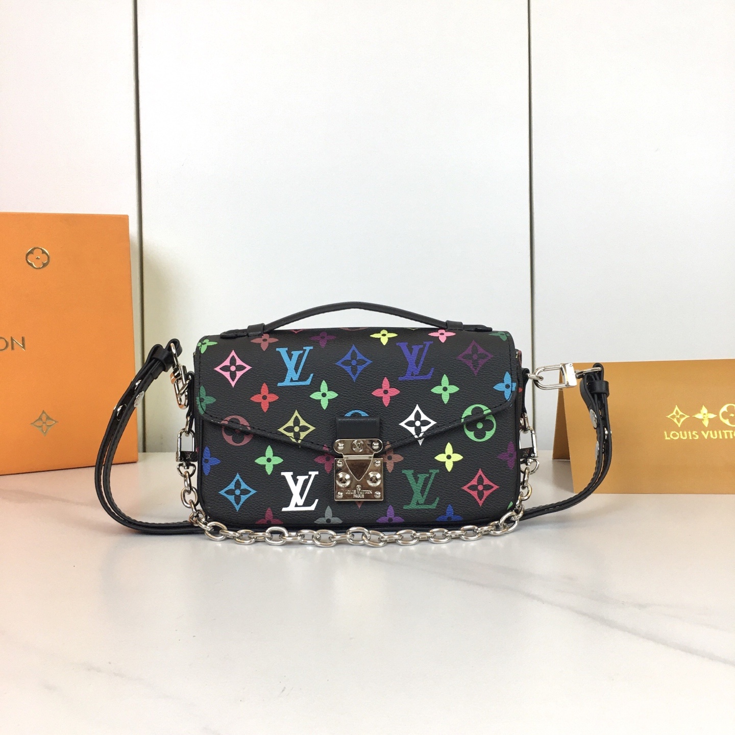 ,M46279 本款 Pochette Métis East West 手袋汲取品牌传统硬箱的色彩灵感,