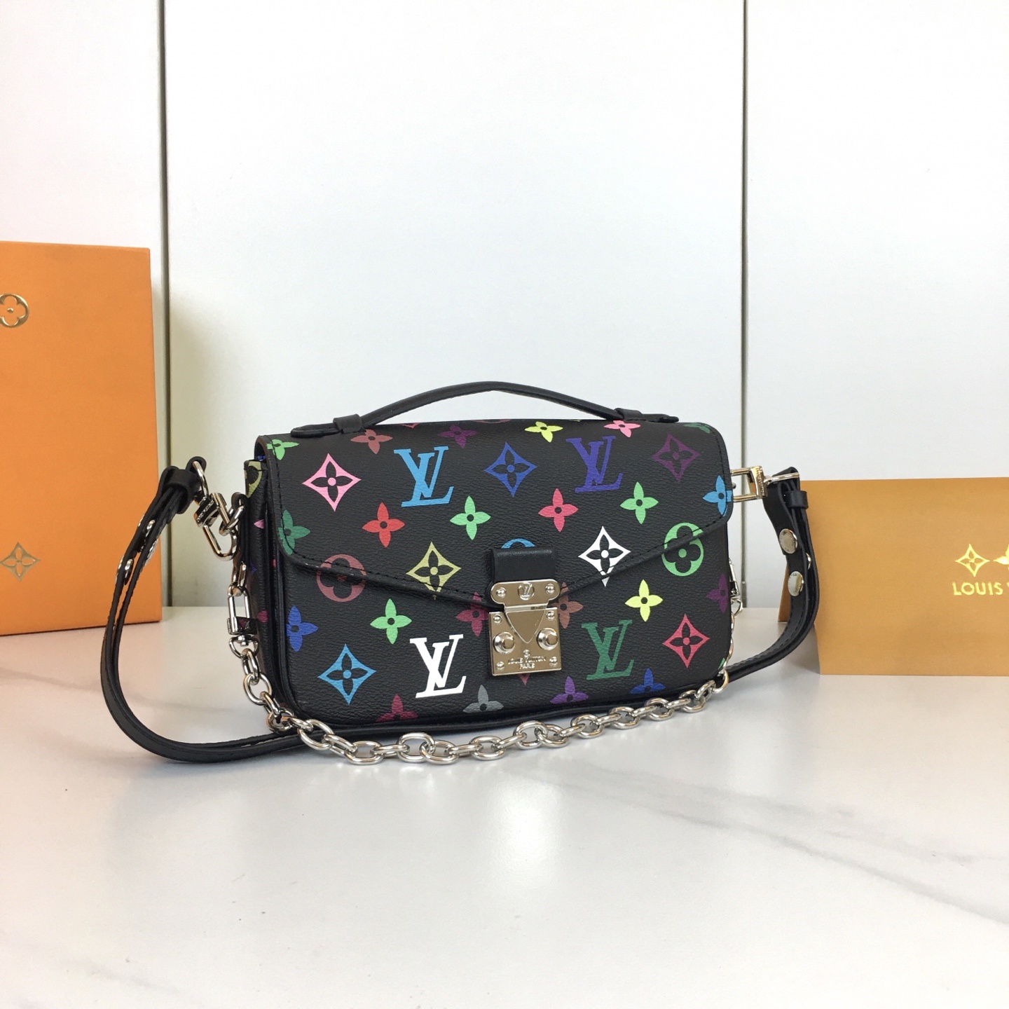 ,M46279 本款 Pochette Métis East West 手袋汲取品牌传统硬箱的色彩灵感,