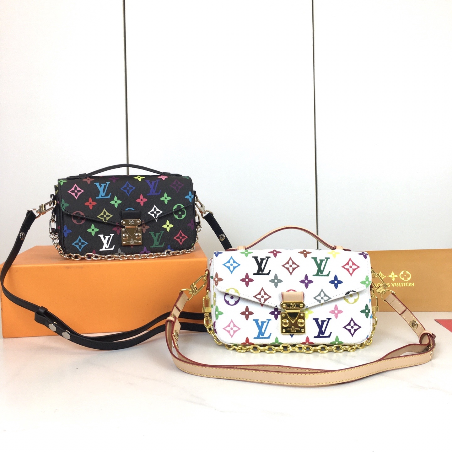,M46279 本款 Pochette Métis East West 手袋汲取品牌传统硬箱的色彩灵感,