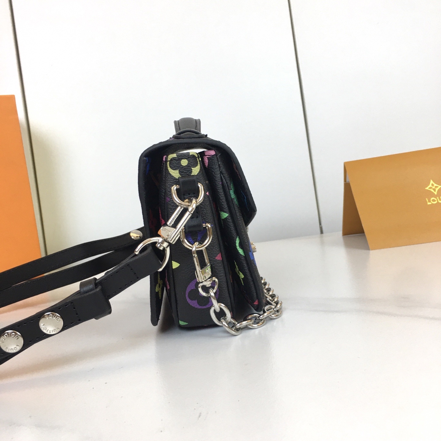 ,M46279 本款 Pochette Métis East West 手袋汲取品牌传统硬箱的色彩灵感,