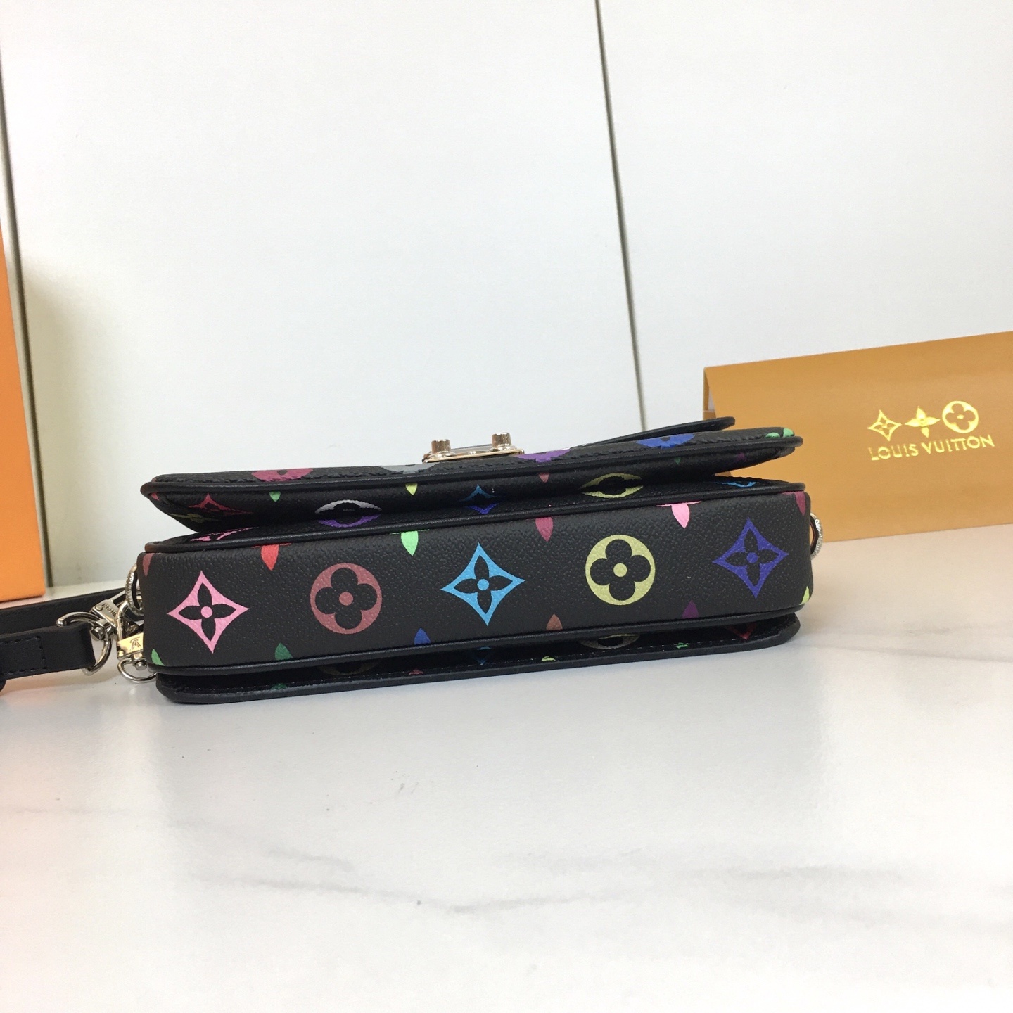 ,M46279 本款 Pochette Métis East West 手袋汲取品牌传统硬箱的色彩灵感,