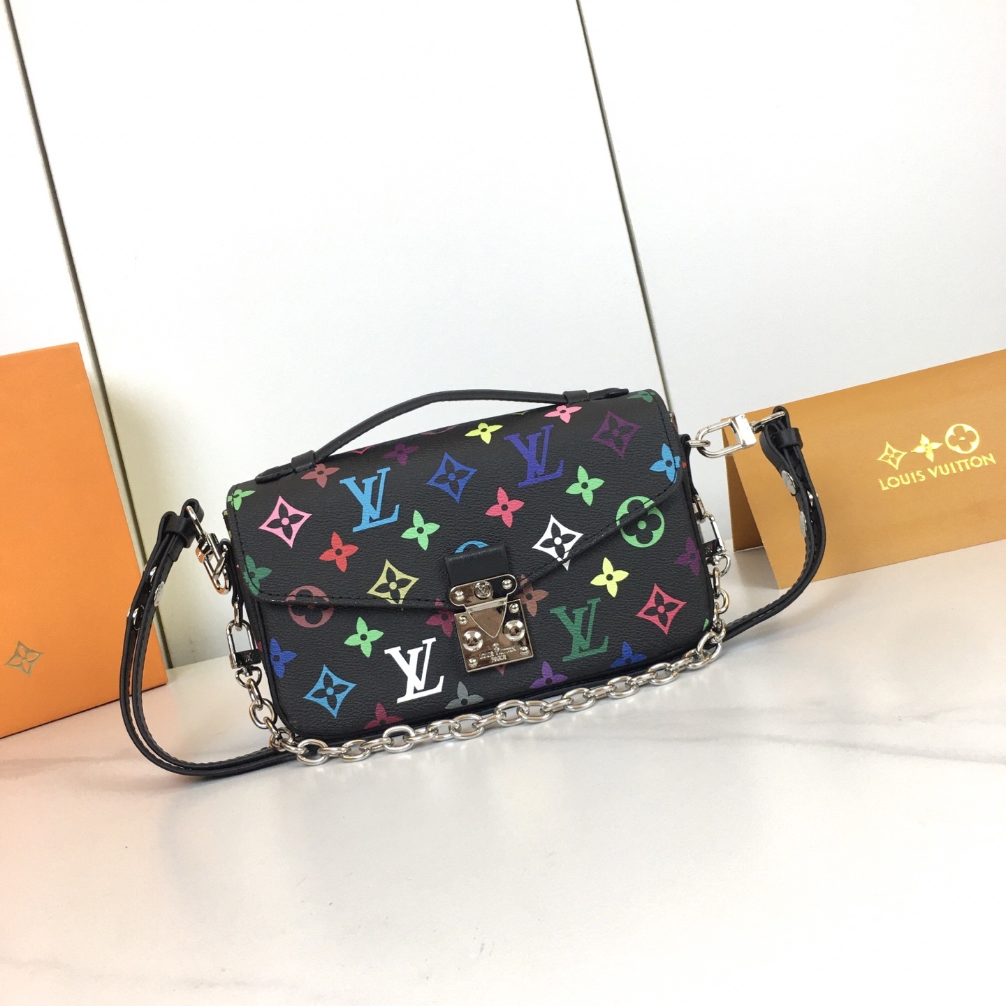 ,M46279 本款 Pochette Métis East West 手袋汲取品牌传统硬箱的色彩灵感,