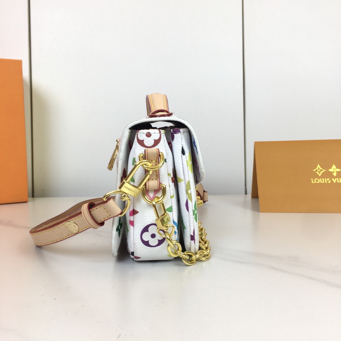 ,M46279 本款 Pochette Métis East West 手袋汲取品牌传统硬箱的色彩灵感,