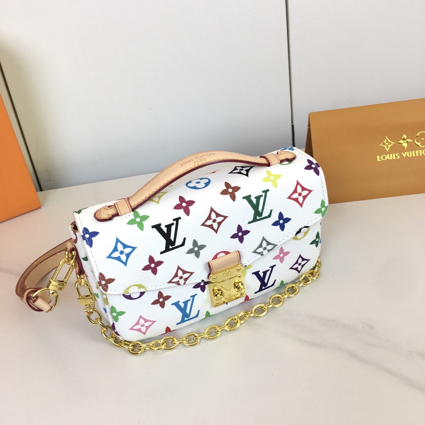 ,M46279 本款 Pochette Métis East West 手袋汲取品牌传统硬箱的色彩灵感,