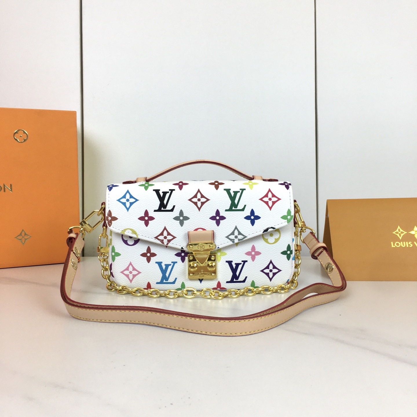 ,M46279 本款 Pochette Métis East West 手袋汲取品牌传统硬箱的色彩灵感,