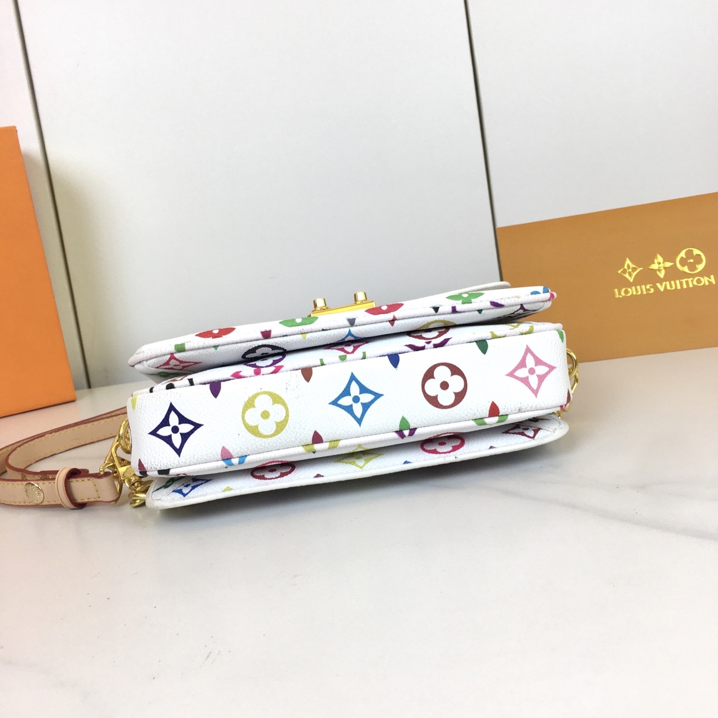,M46279 本款 Pochette Métis East West 手袋汲取品牌传统硬箱的色彩灵感,