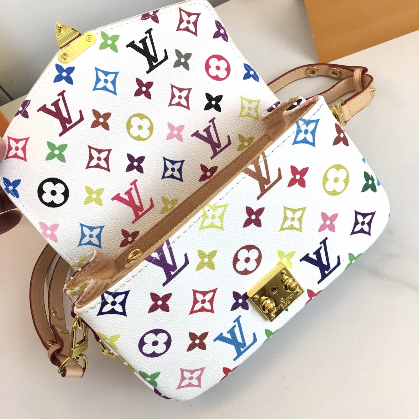 ,M46279 本款 Pochette Métis East West 手袋汲取品牌传统硬箱的色彩灵感,