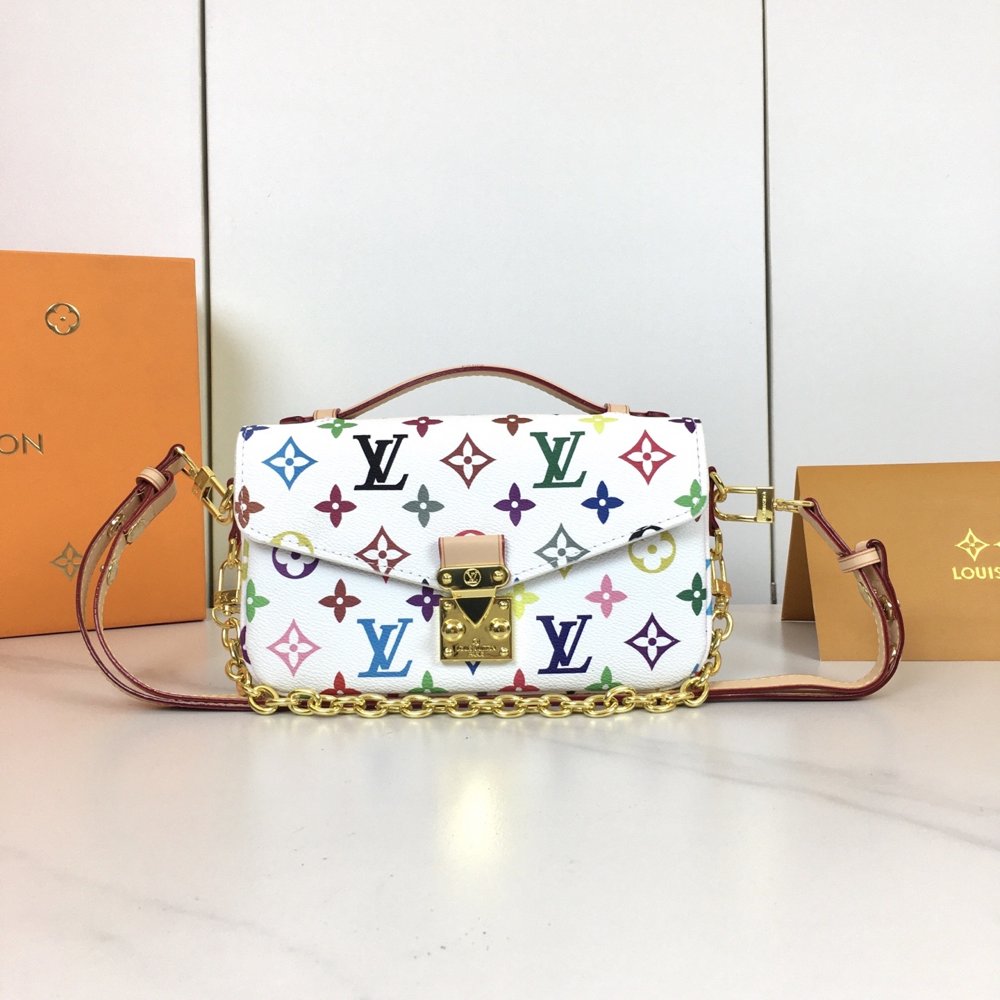 ,M46279 本款 Pochette Métis East West 手袋汲取品牌传统硬箱的色彩灵感,