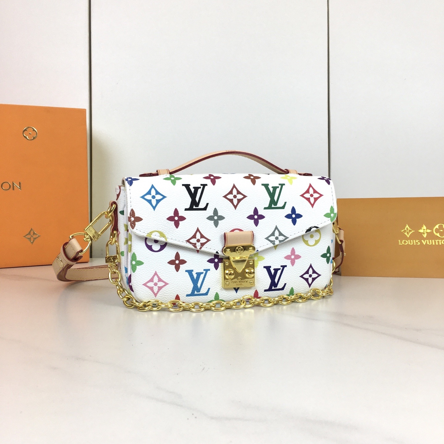 ,M46279 本款 Pochette Métis East West 手袋汲取品牌传统硬箱的色彩灵感,