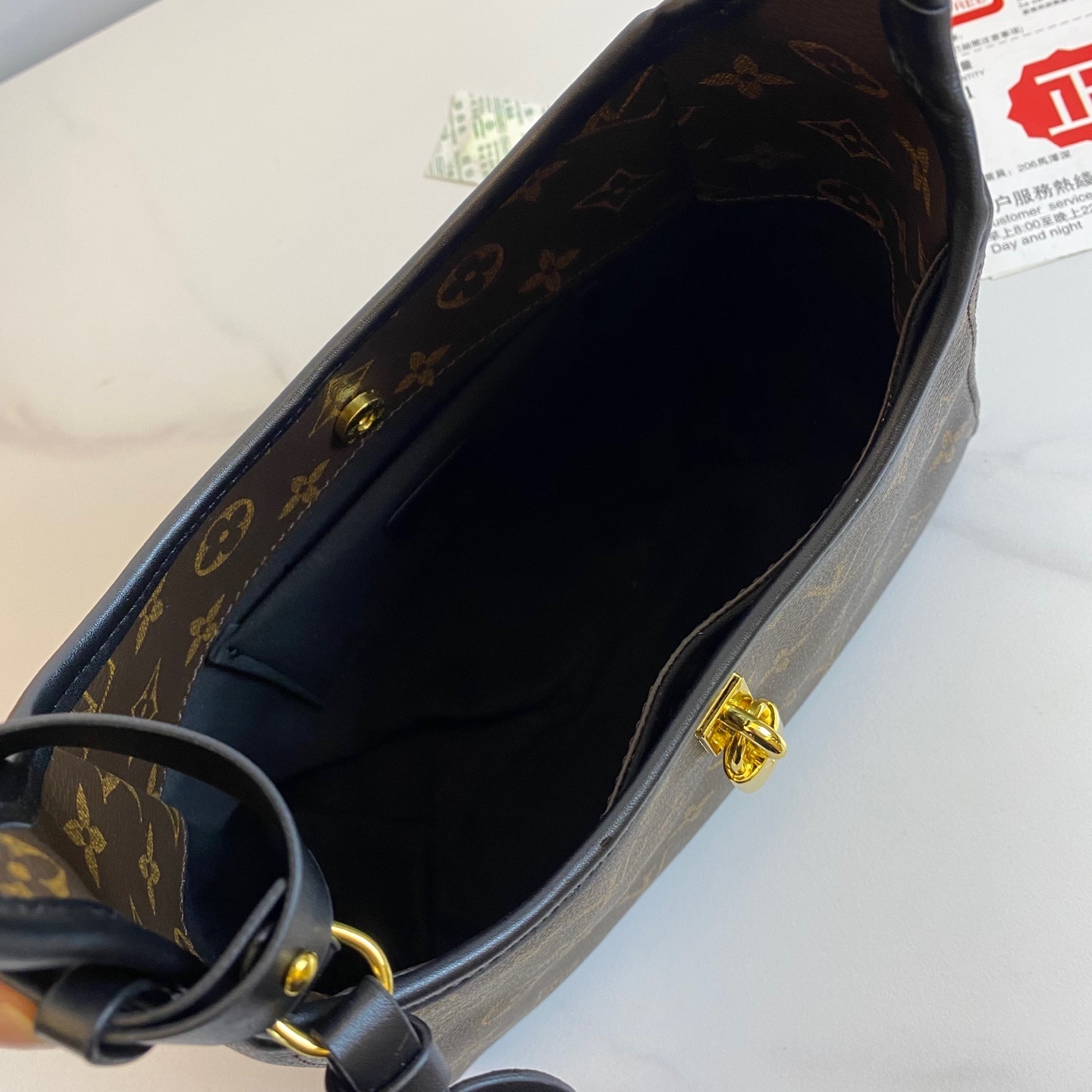 ,M12940本款 The DroP 小号手袋向 2018 年问世的 Flower Hobo 手袋汲取灵