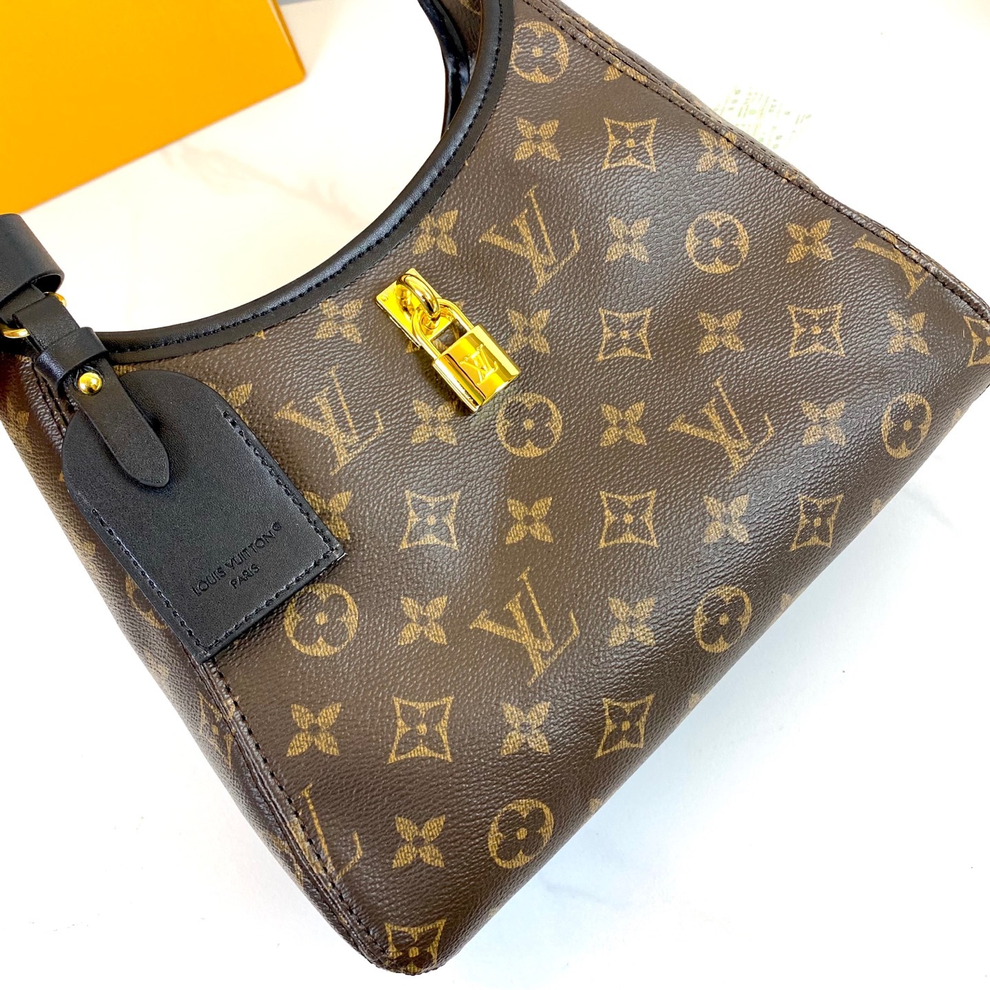 ,M12940本款 The DroP 小号手袋向 2018 年问世的 Flower Hobo 手袋汲取灵
