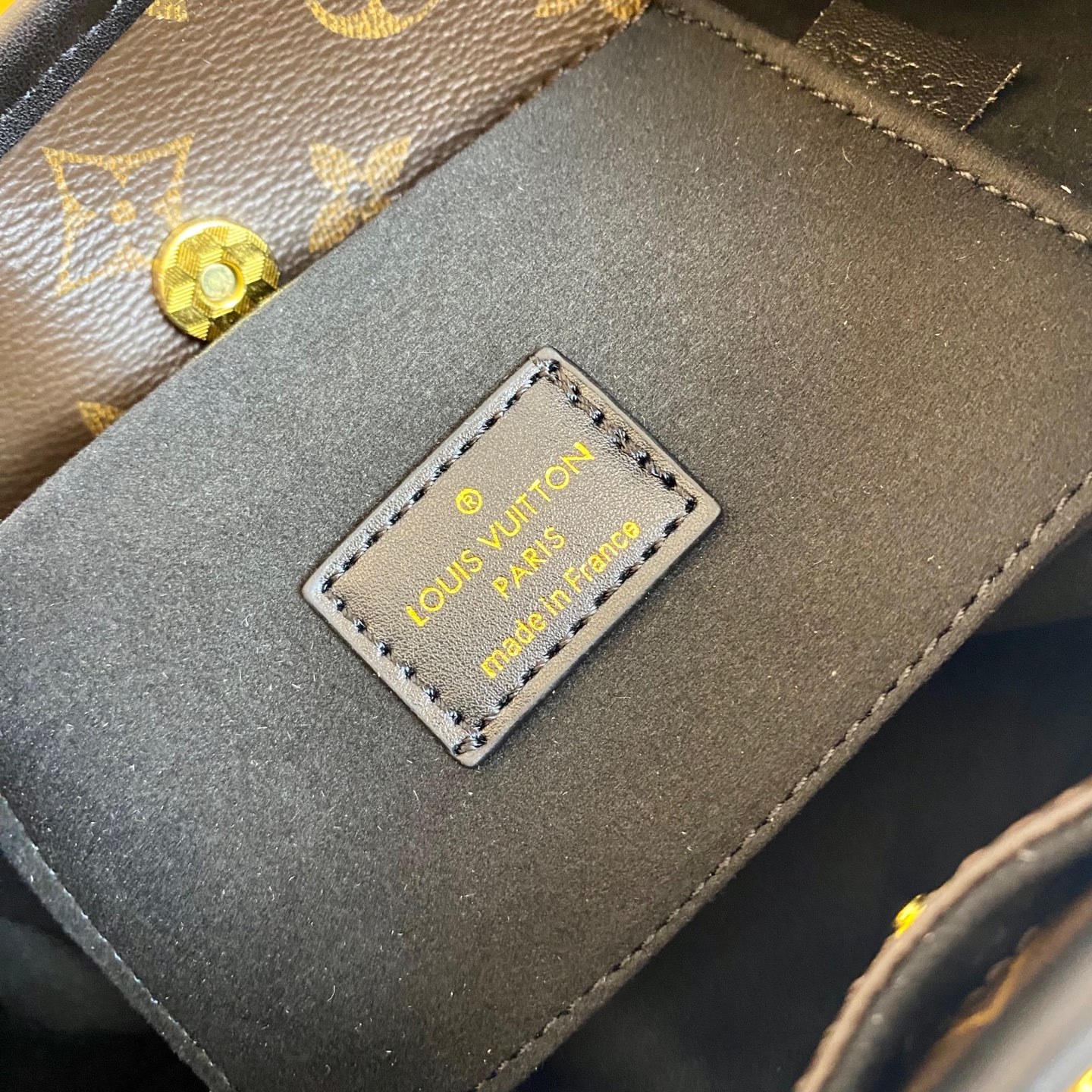 ,M12940本款 The DroP 小号手袋向 2018 年问世的 Flower Hobo 手袋汲取灵