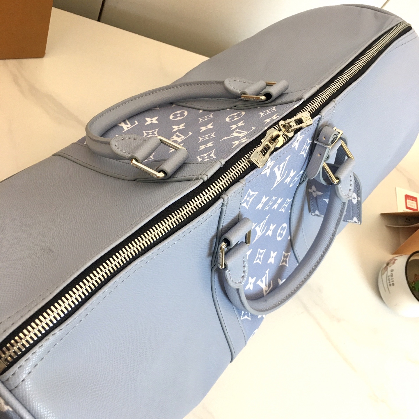 ,M14122 2025年夏季旅行袋,采用十字纹结合了经典设计与标志性细节。采用Damier GraPh